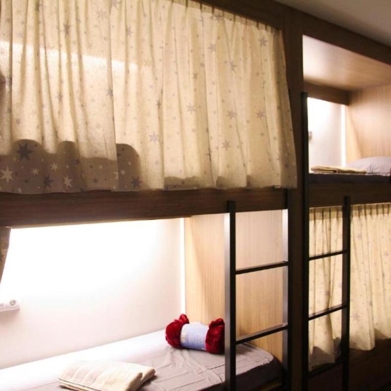 Barcelona & You Hostel Sagrada Familia - Cama en habitación femenina compartida de 4 camas - 8