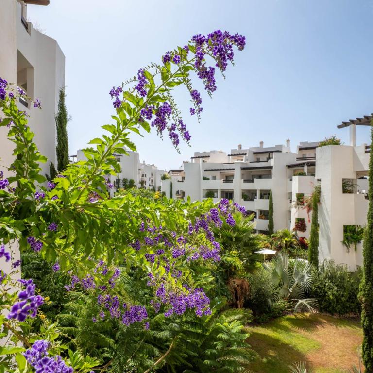 Modern Oasis with Jacuzzi & Two Terraces - Apartment - 33