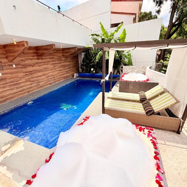 Loft Estilo y Diseño, Alberca con Calefacción! Cuernavaca somos los únicos en ofrecerte 2 jacuzzis climatizados y sistema de hidromasaje tipo Spa! Amplia y lujosa cama para alberca! Terraza privada con asador de carbon! 3 smart TV, Wi-Fi Gratis! - Apartamento de 2 dormitorios con vistas a la piscina - 1
