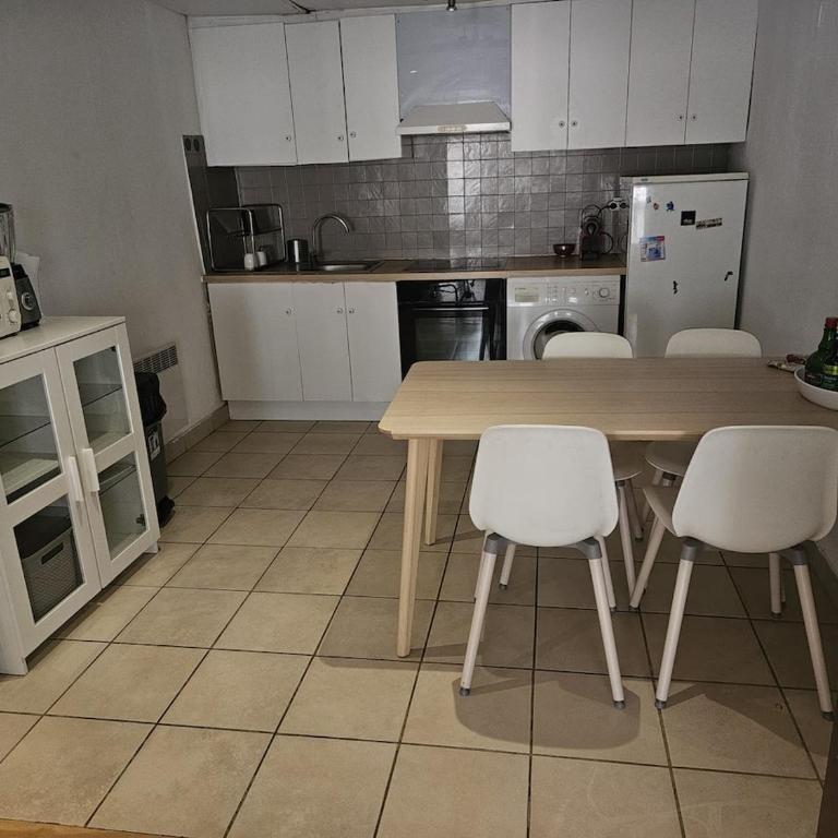 Charming apartment in a very good location - Living room and 1 bedroom - Appartement 1 Chambre - 3