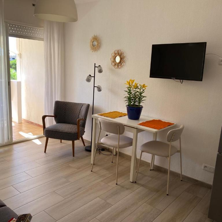Studio coquet avec balcon vue sur Mont St Clair- Sète, avec climatisation, Très proche des Thermes - Appartement 1 Chambre - 1