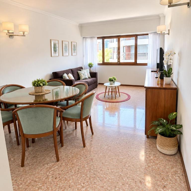 Depto. en la bella plaza Mitre. Luminoso y amplio. - Two-Bedroom Apartment - 19