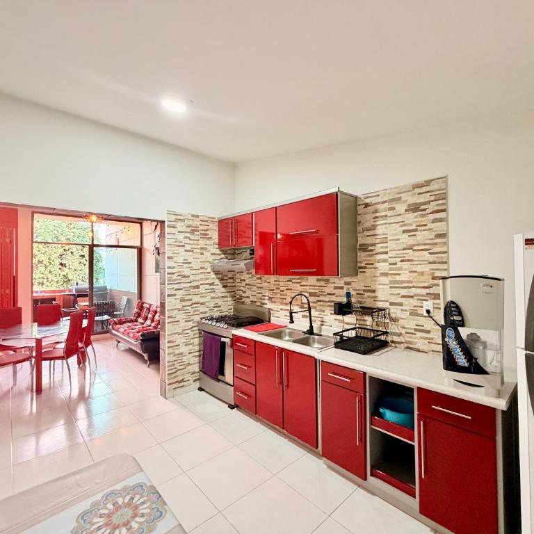 Loft Estilo y Diseño, Alberca con Calefacción! Cuernavaca somos los únicos en ofrecerte 2 jacuzzis climatizados y sistema de hidromasaje tipo Spa! Amplia y lujosa cama para alberca! Terraza privada con asador de carbon! 3 smart TV, Wi-Fi Gratis! - Apartamento de 2 dormitorios con vistas a la piscina - 23