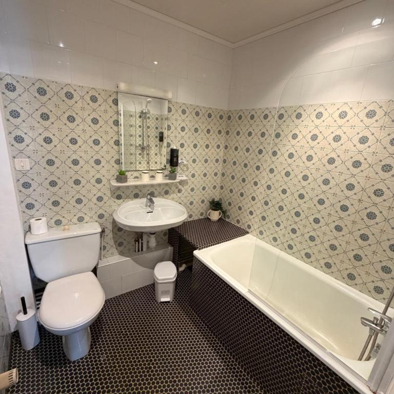 La Petite Auberge - Suite avec Toilettes et Salle de Bains Privatives - Vue sur Jardin - 5