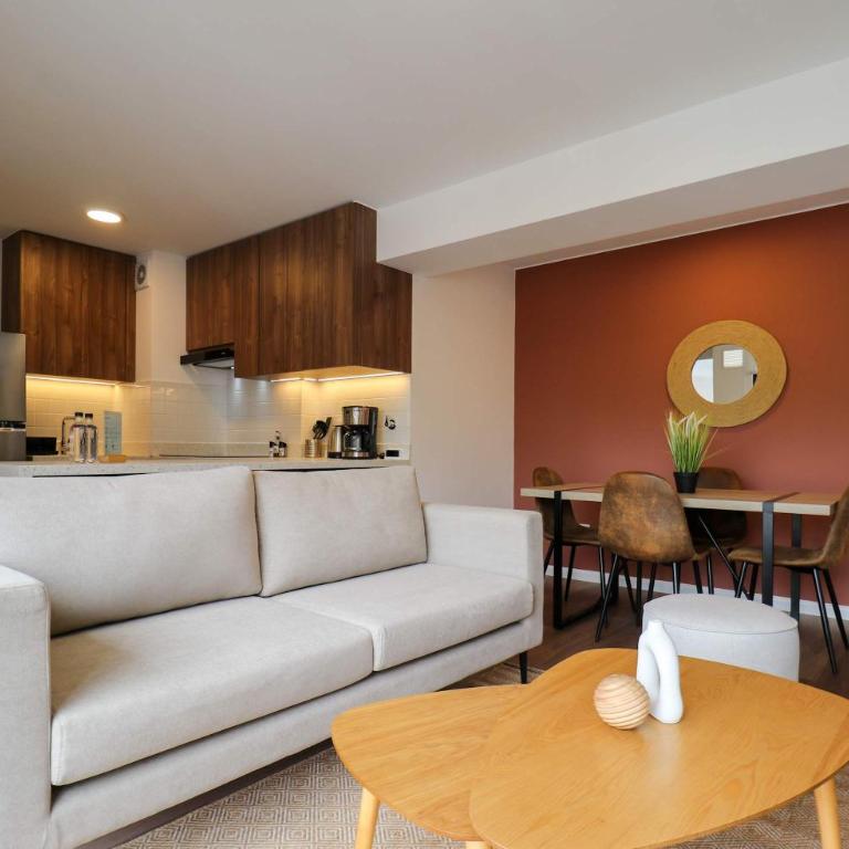 Prime 2BR with Balcony in Miraflores - Two-Bedroom Apartment with Balcony - 9