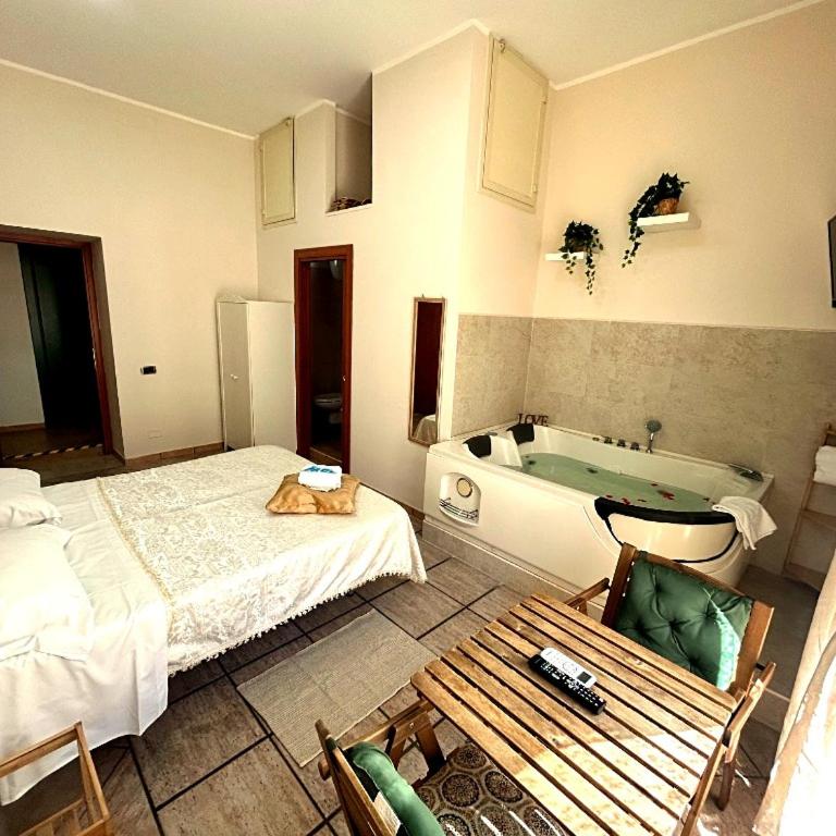 Comfort and Breakfast - Camera Queen con Vasca Idromassaggio - 2