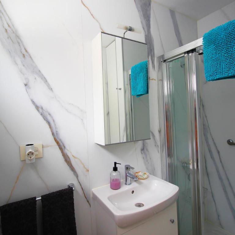 Blue Harmony Apartment - One-Bedroom Apartment - 7