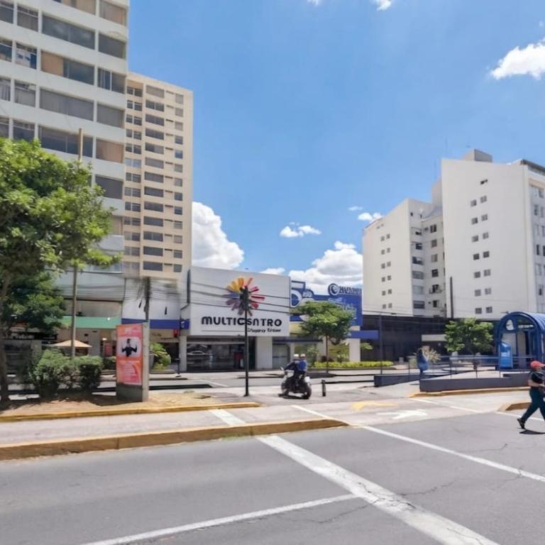 Amplio departamento CENTRO NORTE con PARQUEADERO - Two-Bedroom Apartment - 13
