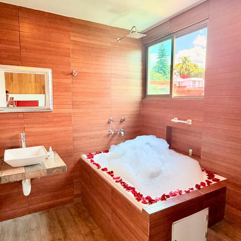 Loft muy amplio con alberca climatizada! Cuernavaca somos los únicos en ofrecerte 2 jacuzzis premium con agua caliente y sistema de hidromasaje tipo Spa! Elegante cama para alberca! Impresionantes vistas en la terraza panorámica con asador! Wi-Fi gratis! - Loft - 15