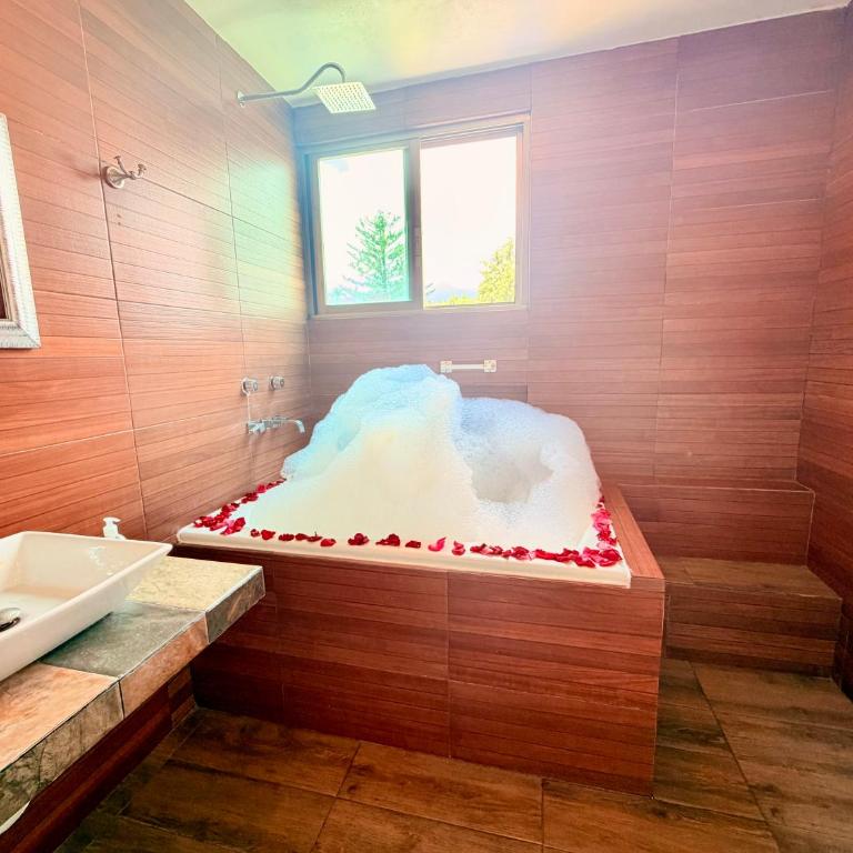 Loft muy amplio con alberca climatizada! Cuernavaca somos los únicos en ofrecerte 2 jacuzzis premium con agua caliente y sistema de hidromasaje tipo Spa! Elegante cama para alberca! Impresionantes vistas en la terraza panorámica con asador! Wi-Fi gratis! - Loft - 13