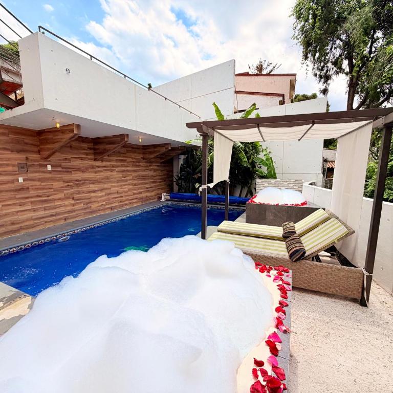 Loft muy amplio con alberca climatizada! Cuernavaca somos los únicos en ofrecerte 2 jacuzzis premium con agua caliente y sistema de hidromasaje tipo Spa! Elegante cama para alberca! Impresionantes vistas en la terraza panorámica con asador! Wi-Fi gratis! - Loft - 49