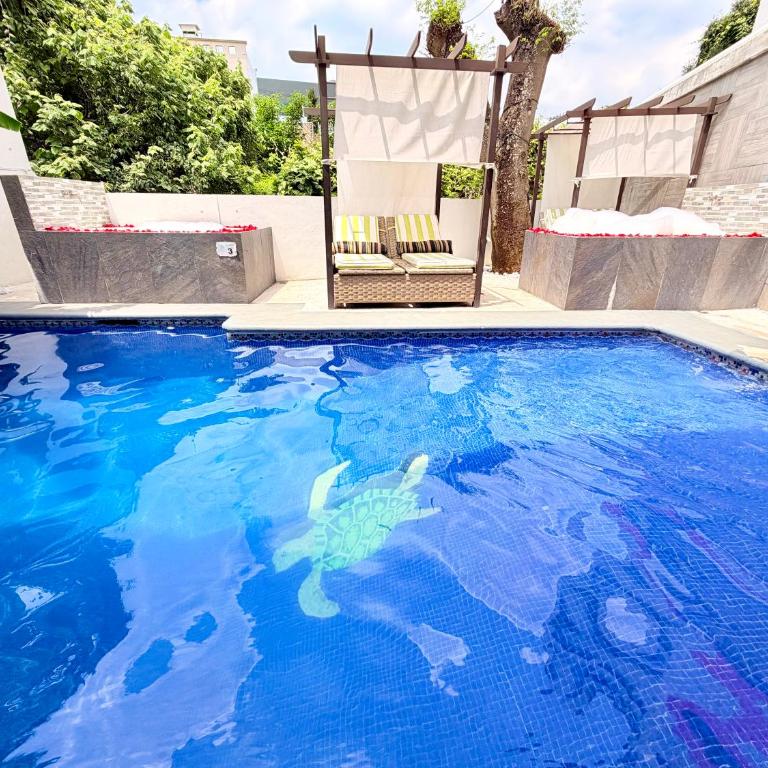 Loft muy amplio con alberca climatizada! Cuernavaca somos los únicos en ofrecerte 2 jacuzzis premium con agua caliente y sistema de hidromasaje tipo Spa! Elegante cama para alberca! Impresionantes vistas en la terraza panorámica con asador! Wi-Fi gratis! - Loft - 3