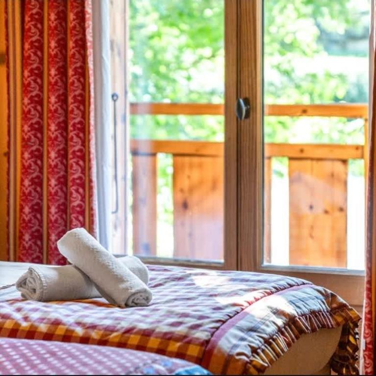 Large Mountain Chalet with Hot Tub Sleeps 19 - Apartment - 13