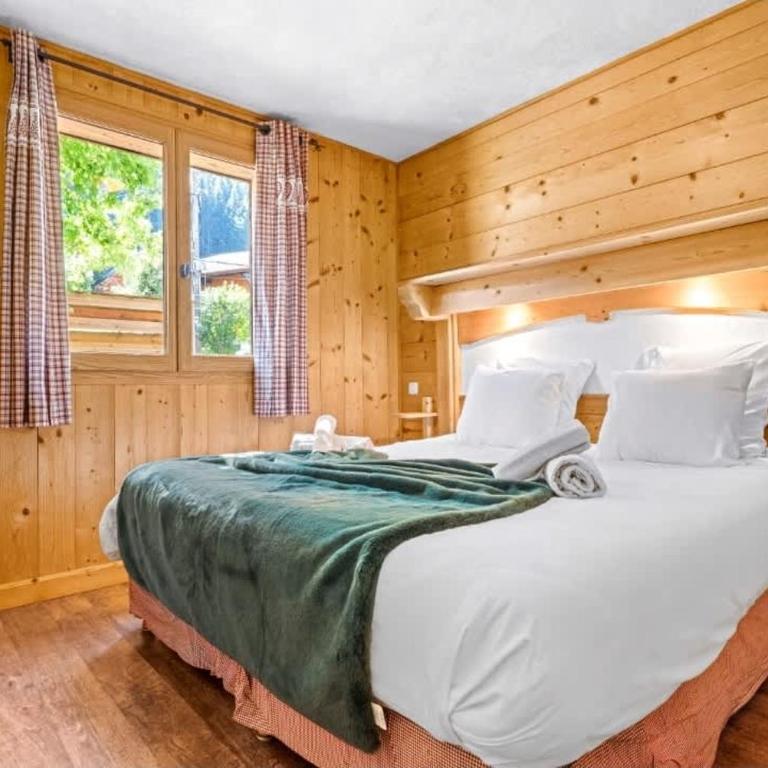 Large Mountain Chalet with Hot Tub Sleeps 19 - Apartment - 38
