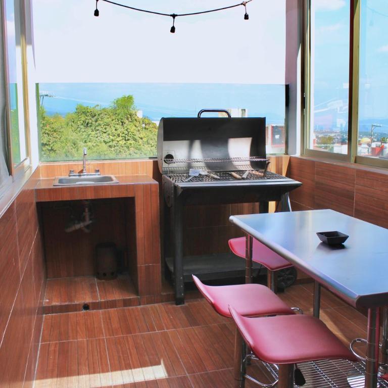 Loft muy amplio con alberca climatizada! Cuernavaca somos los únicos en ofrecerte 2 jacuzzis premium con agua caliente y sistema de hidromasaje tipo Spa! Elegante cama para alberca! Impresionantes vistas en la terraza panorámica con asador! Wi-Fi gratis! - Loft - 26