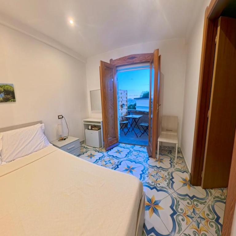 The View - Guest House Capodimonte - Deluxe Doppelzimmer mit Balkon - 13
