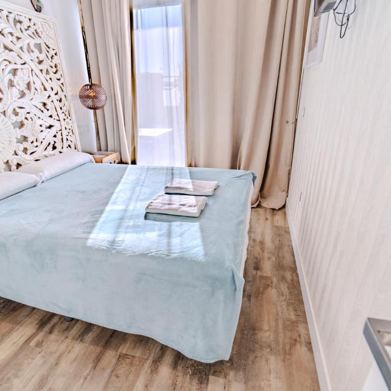 Apartamentos LOLA y MANUELA en primera línea playa Carihuela con excelente Terraza-jardin de 80 m2 frente al Mar con aparcamiento privado Ideal para descansar oyendo las olas del Mar - Appartement 2 Chambres - 2
