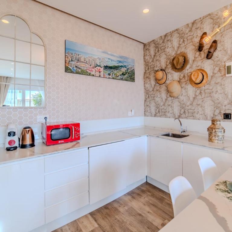 Apartamentos LOLA y MANUELA en primera línea playa Carihuela con excelente Terraza-jardin de 80 m2 frente al Mar con aparcamiento privado Ideal para descansar oyendo las olas del Mar - Appartement 2 Chambres - 6