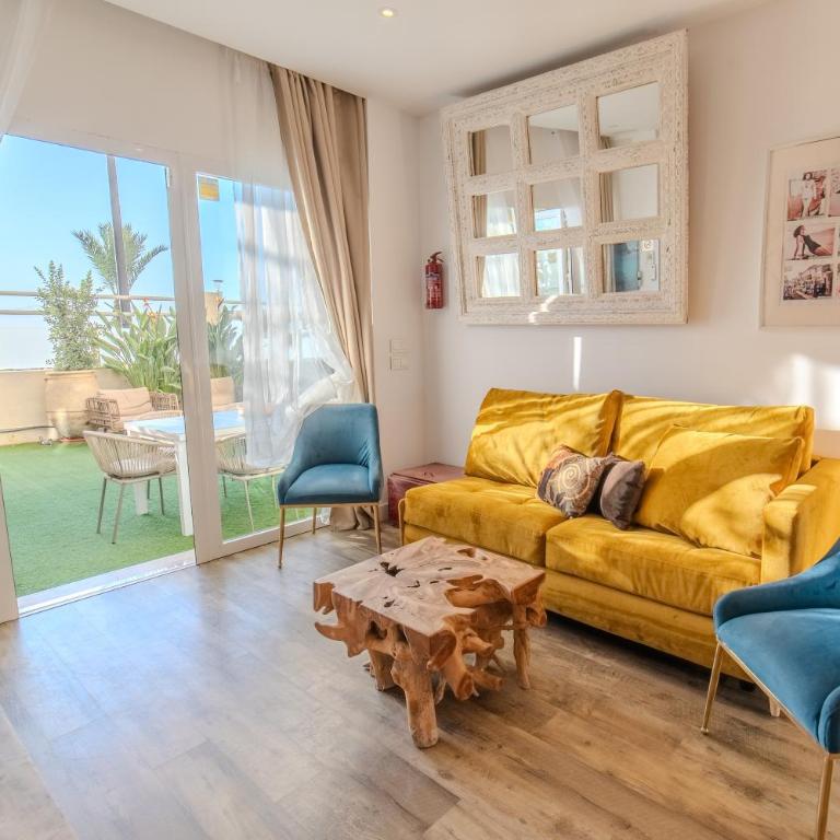 Apartamentos LOLA y MANUELA en primera línea playa Carihuela con excelente Terraza-jardin de 80 m2 frente al Mar con aparcamiento privado Ideal para descansar oyendo las olas del Mar - Appartement 2 Chambres - 5