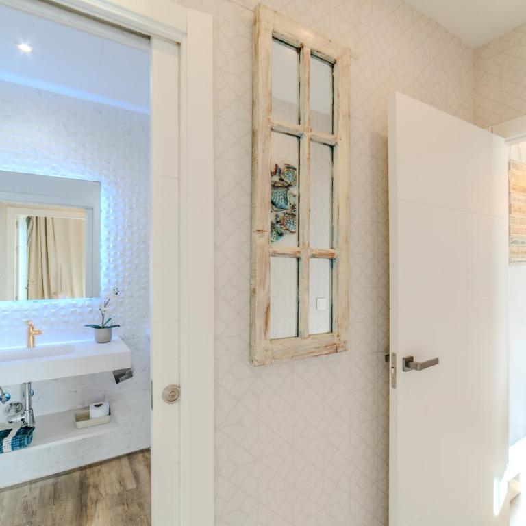Apartamentos LOLA y MANUELA en primera línea playa Carihuela con excelente Terraza-jardin de 80 m2 frente al Mar con aparcamiento privado Ideal para descansar oyendo las olas del Mar - Appartement 2 Chambres - 11