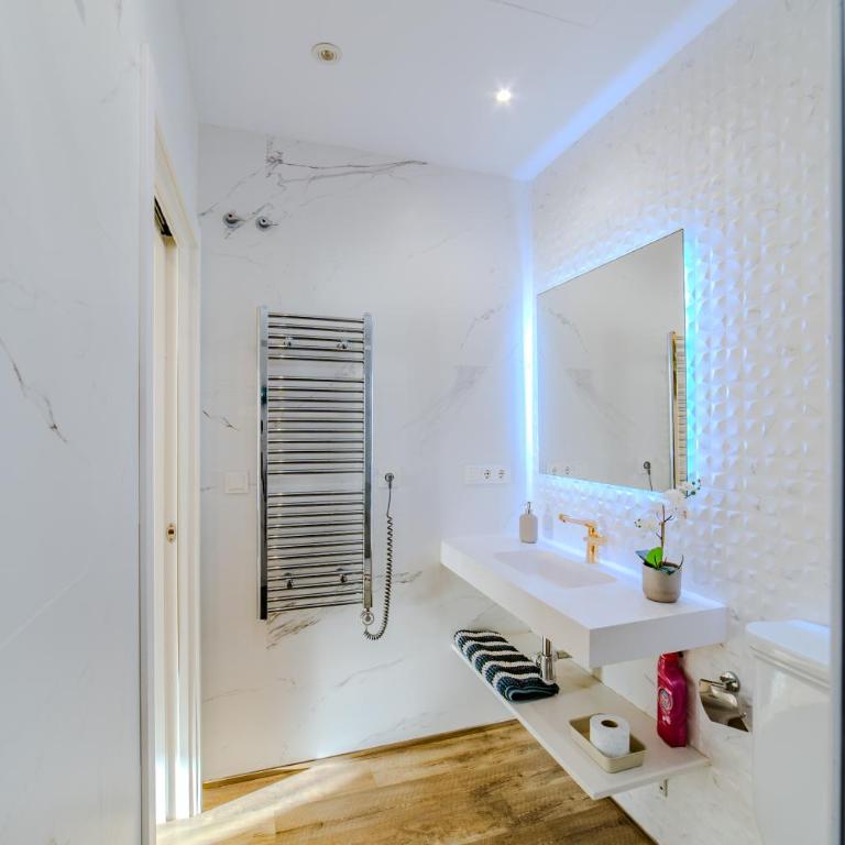 Apartamentos LOLA y MANUELA en primera línea playa Carihuela con excelente Terraza-jardin de 80 m2 frente al Mar con aparcamiento privado Ideal para descansar oyendo las olas del Mar - Appartement 2 Chambres - 22