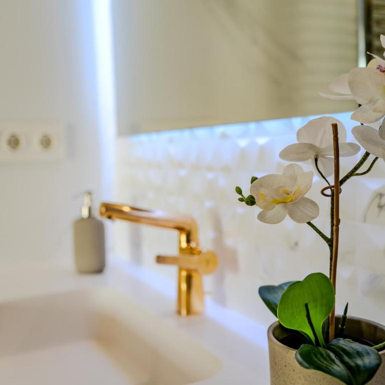 Apartamentos LOLA y MANUELA en primera línea playa Carihuela con excelente Terraza-jardin de 80 m2 frente al Mar con aparcamiento privado Ideal para descansar oyendo las olas del Mar - Appartement 2 Chambres - 26