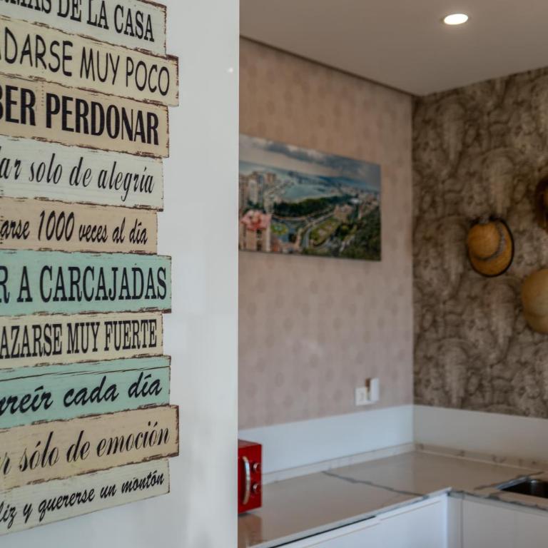 Apartamentos LOLA y MANUELA en primera línea playa Carihuela con excelente Terraza-jardin de 80 m2 frente al Mar con aparcamiento privado Ideal para descansar oyendo las olas del Mar - Appartement 2 Chambres - 24