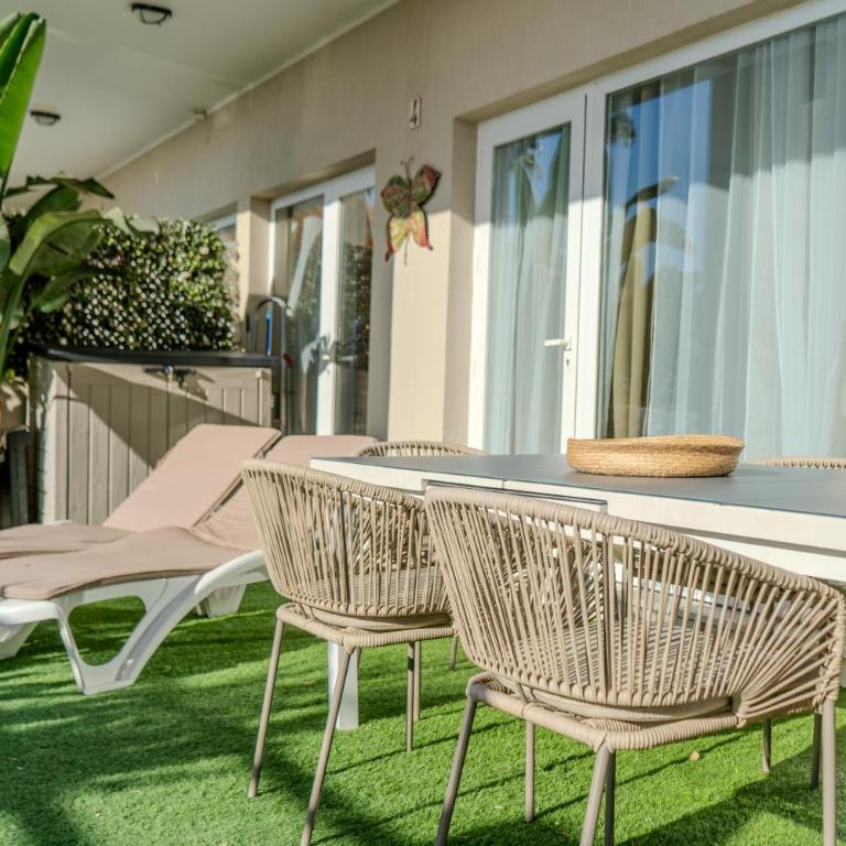 Apartamentos LOLA y MANUELA en primera línea playa Carihuela con excelente Terraza-jardin de 80 m2 frente al Mar con aparcamiento privado Ideal para descansar oyendo las olas del Mar - Appartement 2 Chambres - 47