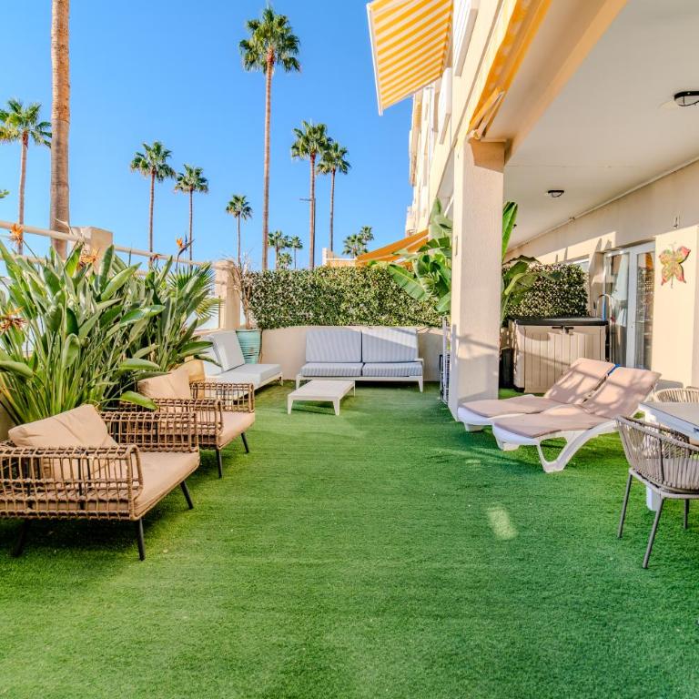 Apartamentos LOLA y MANUELA en primera línea playa Carihuela con excelente Terraza-jardin de 80 m2 frente al Mar con aparcamiento privado Ideal para descansar oyendo las olas del Mar - Appartement 2 Chambres - 1