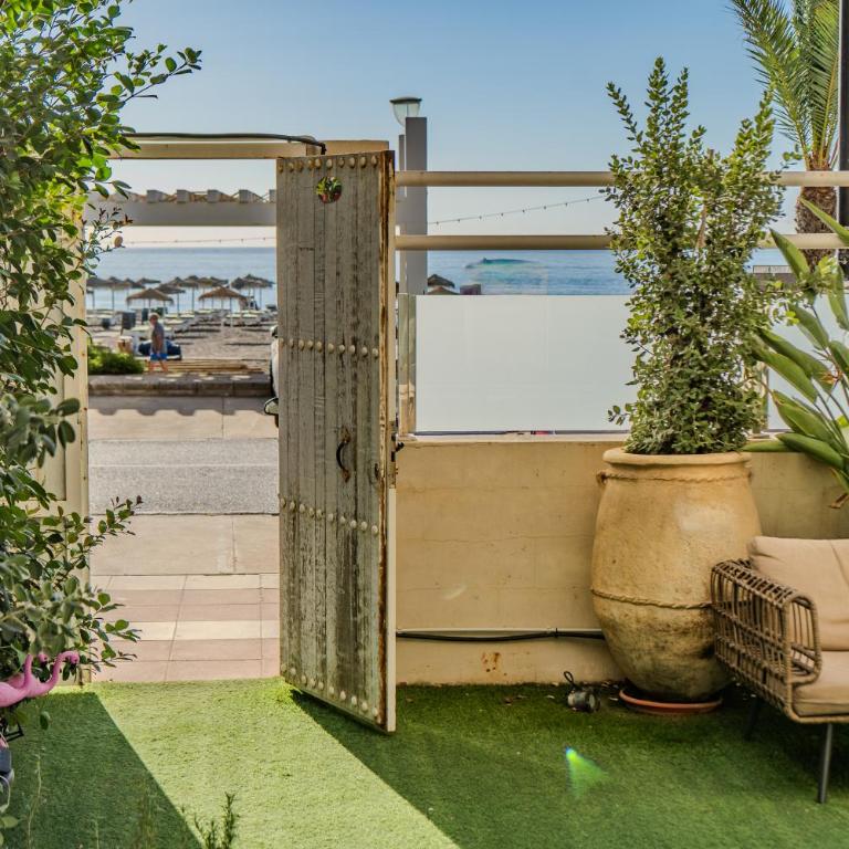 Apartamentos LOLA y MANUELA en primera línea playa Carihuela con excelente Terraza-jardin de 80 m2 frente al Mar con aparcamiento privado Ideal para descansar oyendo las olas del Mar - Appartement 2 Chambres - 50