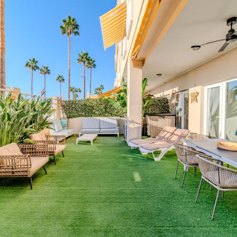 Apartamentos LOLA y MANUELA en primera línea playa Carihuela con excelente Terraza-jardin de 80 m2 frente al Mar con aparcamiento privado Ideal para descansar oyendo las olas del Mar - Appartement 2 Chambres - 52