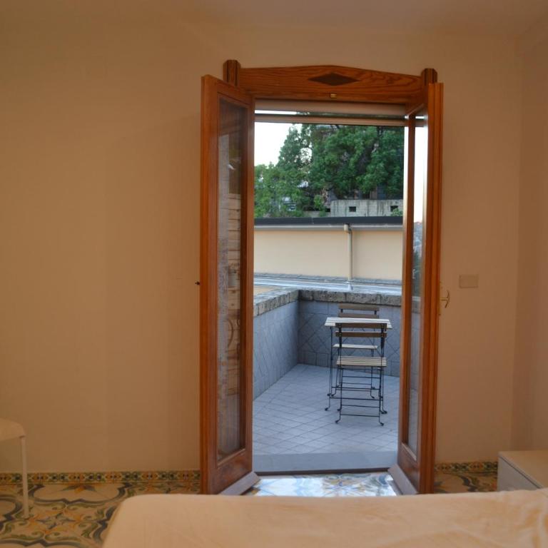 The View - Guest House Capodimonte - Deluxe Doppelzimmer mit Balkon - 8