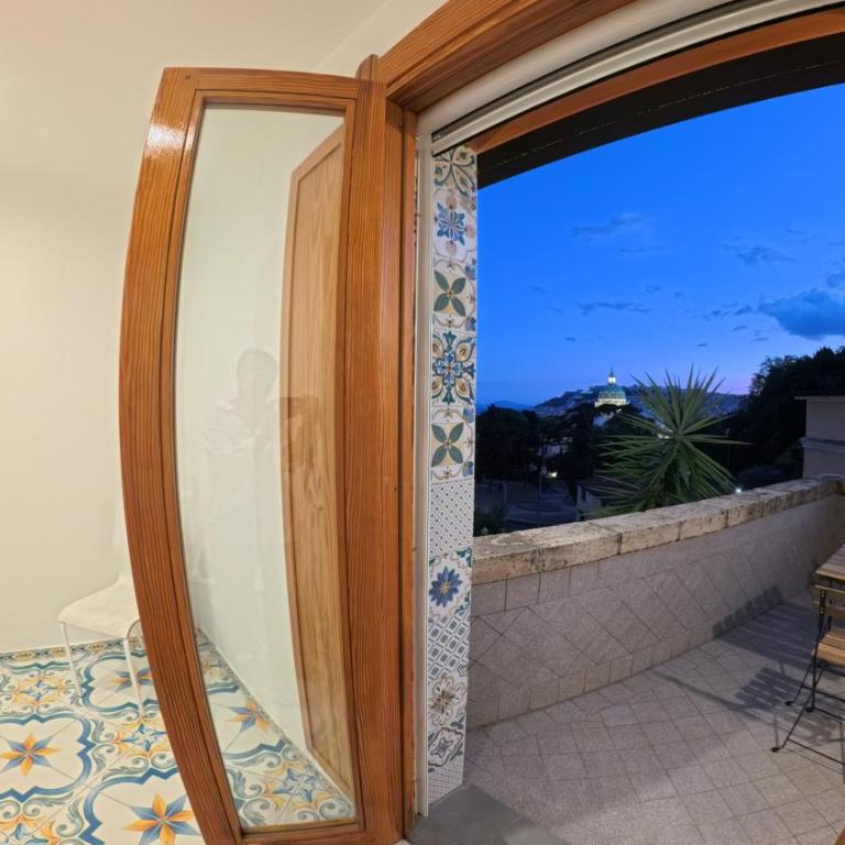 The View - Guest House Capodimonte - Deluxe Doppelzimmer mit Balkon - 6
