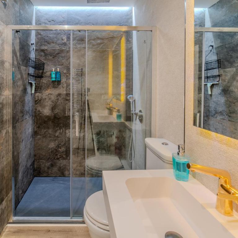 Apartamentos LOLA y MANUELA en primera línea playa Carihuela con excelente Terraza-jardin de 80 m2 frente al Mar con aparcamiento privado Ideal para descansar oyendo las olas del Mar - Appartement 2 Chambres - 54