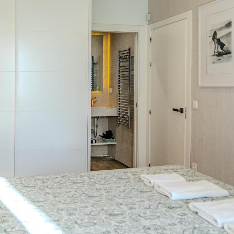 Apartamentos LOLA y MANUELA en primera línea playa Carihuela con excelente Terraza-jardin de 80 m2 frente al Mar con aparcamiento privado Ideal para descansar oyendo las olas del Mar - Appartement 2 Chambres - 55