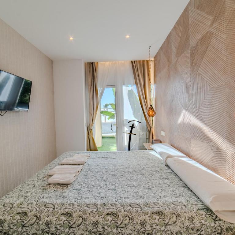 Apartamentos LOLA y MANUELA en primera línea playa Carihuela con excelente Terraza-jardin de 80 m2 frente al Mar con aparcamiento privado Ideal para descansar oyendo las olas del Mar - Appartement 2 Chambres - 57