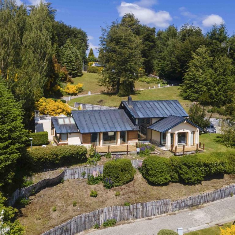 RentUp - Casa con vista panorámica al lago Nahuel Huapi & Jacuzzi Exterior - Casa de 3 dormitorios - 24