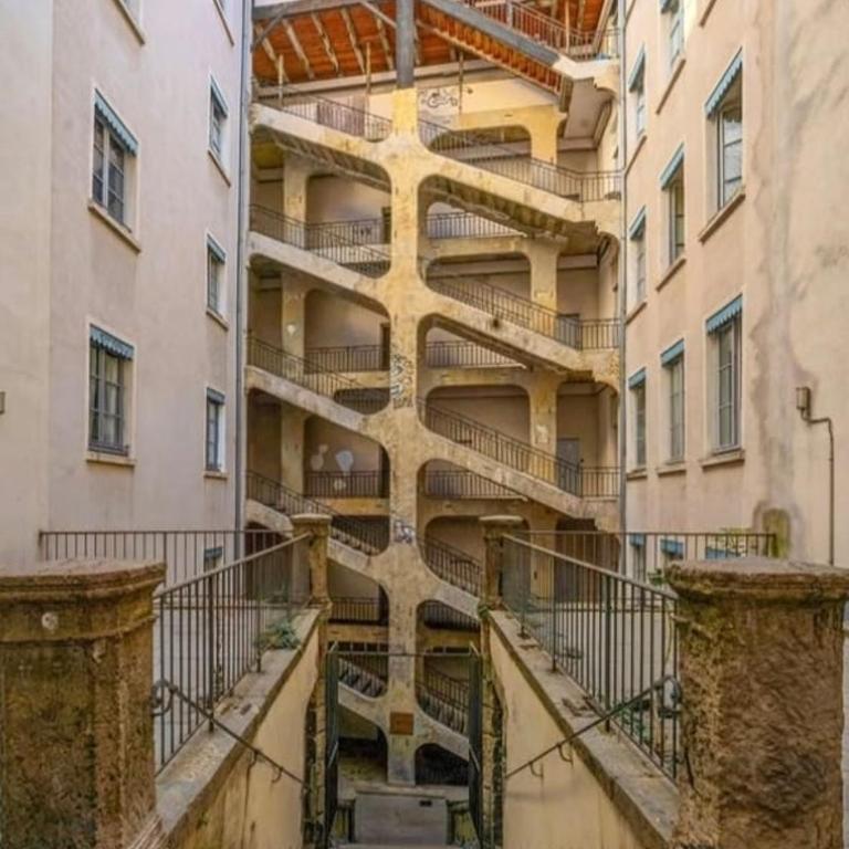 Grand appartement t3 sur cour, centre historique - Apartamento de 2 dormitorios con vistas al jardín - 5