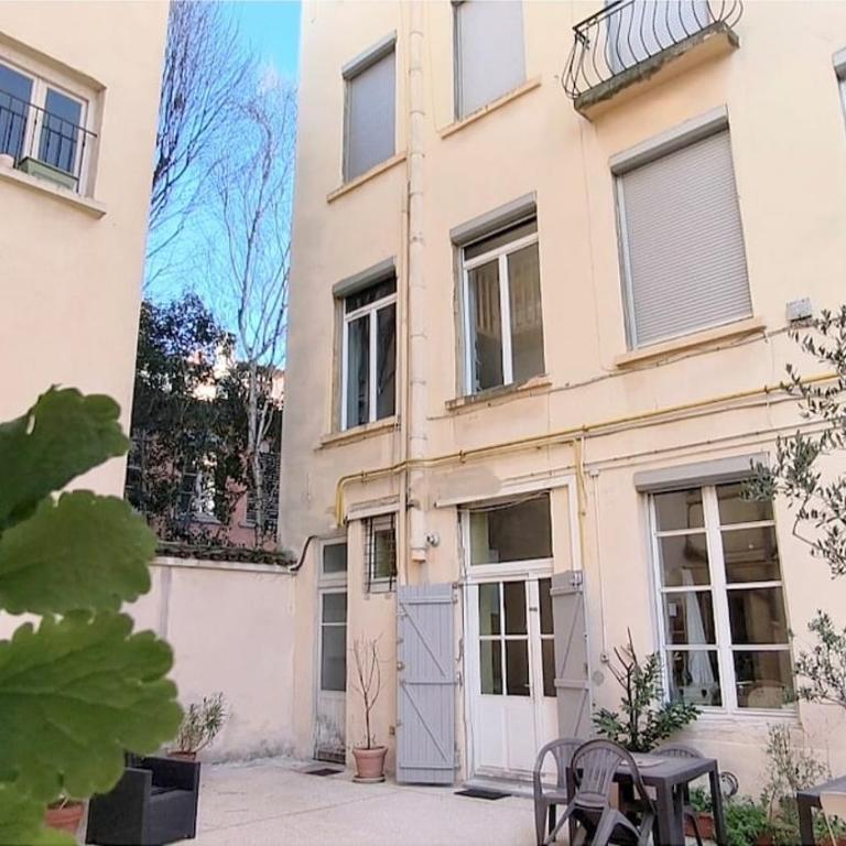 Grand appartement t3 sur cour, centre historique - Apartamento de 2 dormitorios con vistas al jardín - 10
