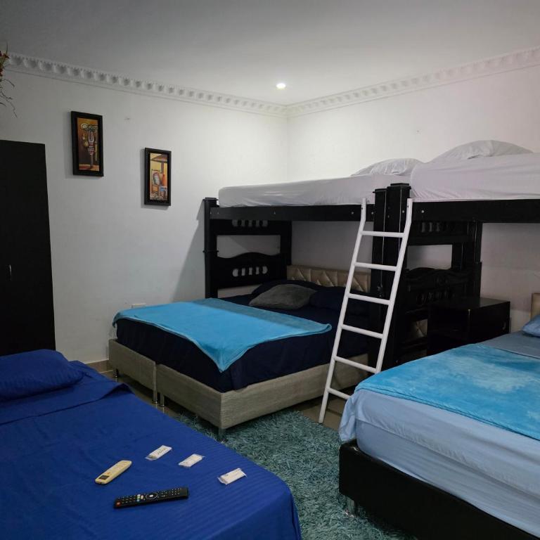 Casa Hotel avenida 22 cerca a escenario deportivos iglesias y clinicas Cra17a21a 27 - Family Suite - 6