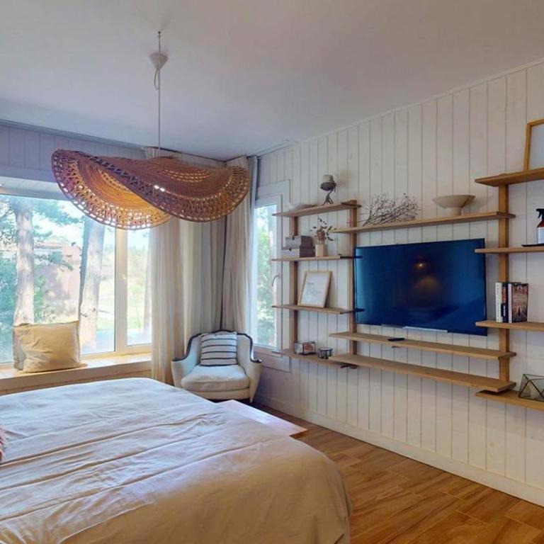 Casa de decoración rodeada de pinos en Costa - Casa de 5 dormitorios - 9