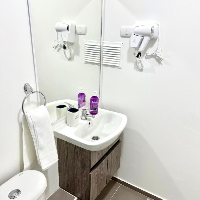 Spacious 3 bedroom apartment with pool and parking space - Three-Bedroom Apartment - 10