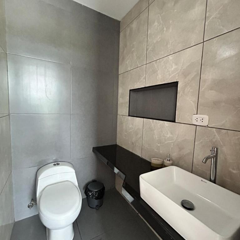 Casa con piscina temperada y Aire Acondicionado en zona exclusiva - Four-Bedroom House - 13