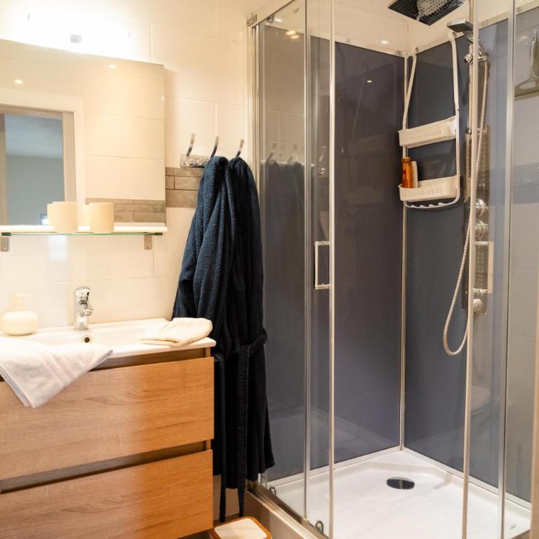 Chez Marie - Chambre Double ou Lits Jumeaux avec Salle de Bains Privative Externe - 23