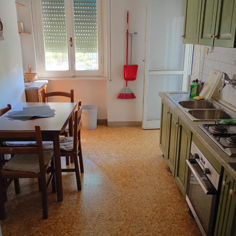 Camera a Novoli - Via Bisenzio, 41 - Three-Bedroom Apartment with Balcony - 2