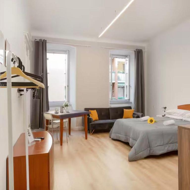 Affittacamere e Appartamento B in centro a Trieste - Camera Quadrupla con Bagno Privato - 1