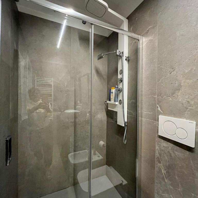 Affittacamere e Appartamento B in centro a Trieste - Camera Quadrupla con Bagno Privato - 3