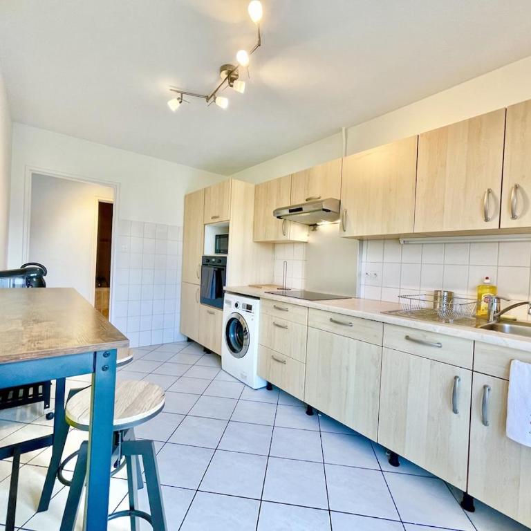 Spacious flat with private bike garage - Appartement 3 Chambres avec Balcon - 18