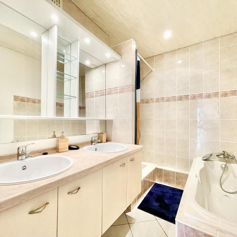Spacious flat with private bike garage - Appartement 3 Chambres avec Balcon - 22
