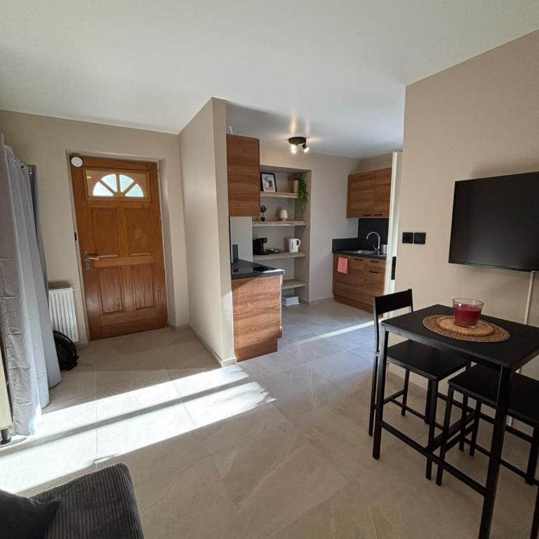 Studio Rénové - Calme - WiFi - Proche Centre ville - Apartamento de 2 dormitorios - 20